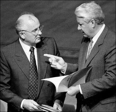 #历史那些事[超话]#1991年，苏联解体，戈尔巴乔夫签署 “核按钮交代仪式”文