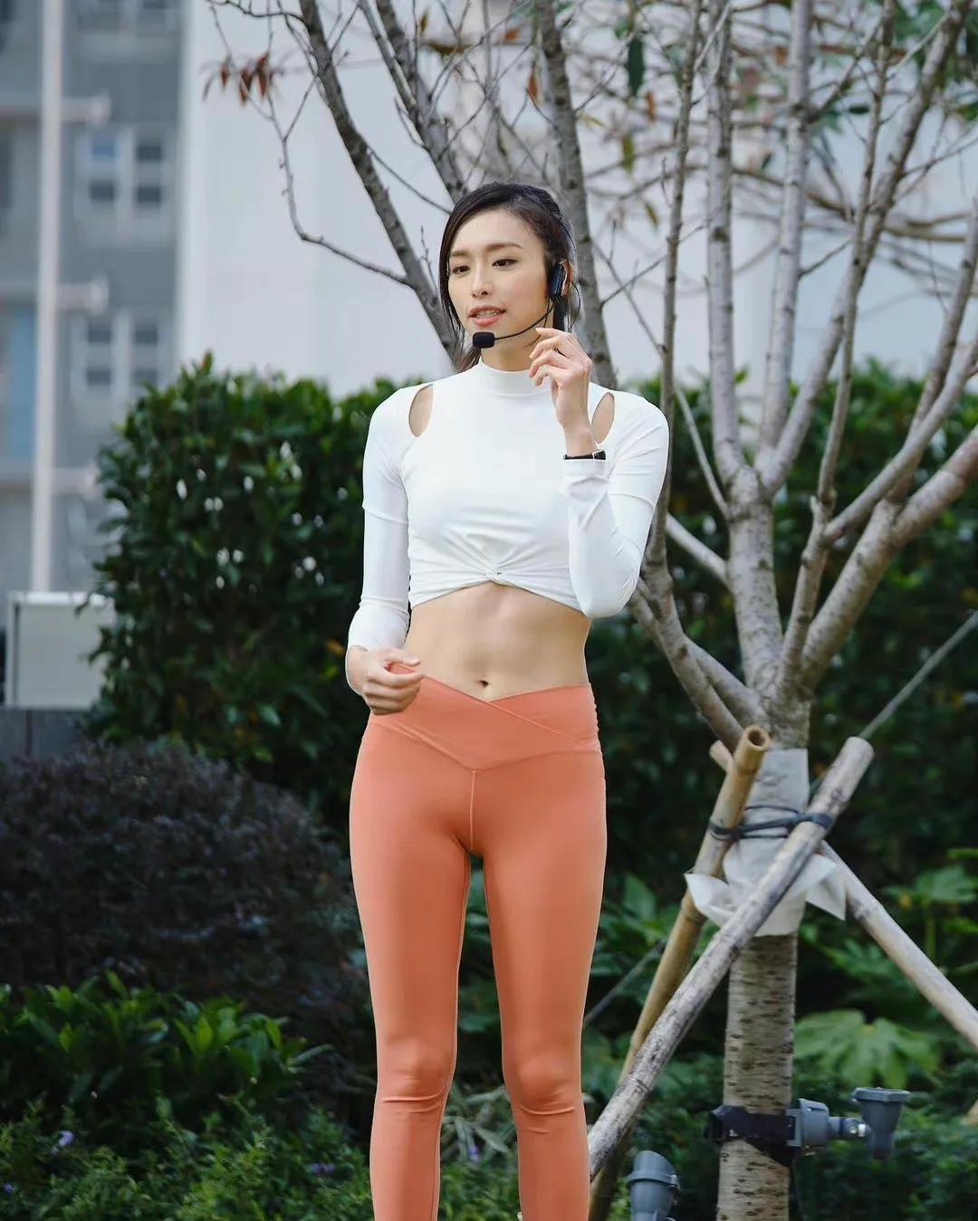 TVB小花曾淑雅转行当瑜伽教练后生意火爆，学员是清一色的男生。

近日，淡出娱乐