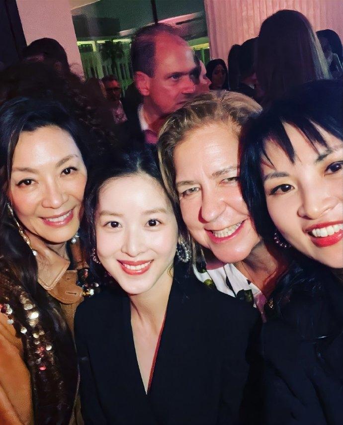 娱乐圈最大的惊喜！章泽天和杨紫琼罕见同框！
在3月13日奥斯卡颁奖典礼开幕，杨紫