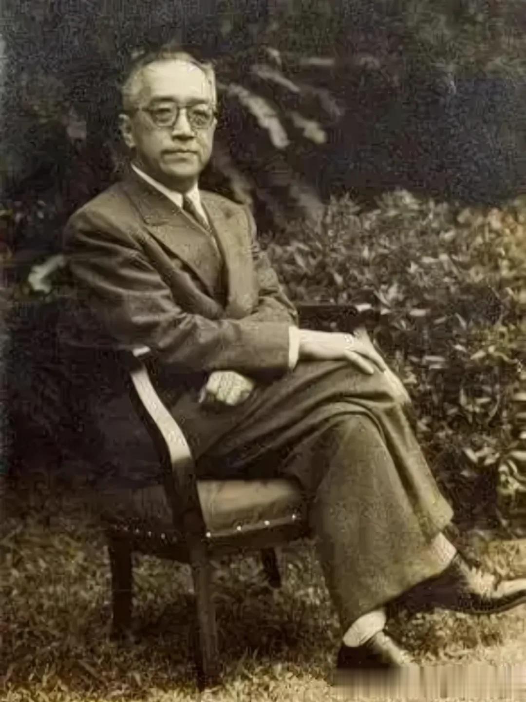 北平解放前夕，我党派胡适的高徒吴晗劝其留下，并保证北平解放后，仍让胡适担任北京大