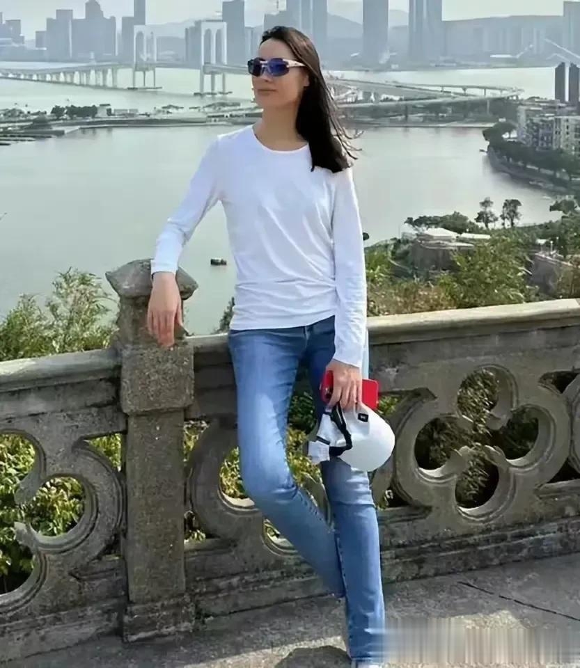 梁洛施在李泽楷的陪同下出现在澳门，李嘉诚送上了他最美好的祝愿！梁洛施终于可以回到