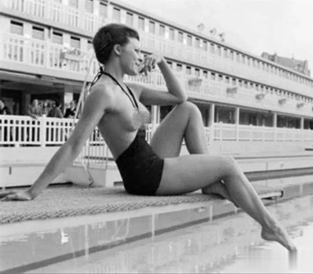 这是20世纪70年代著名的美国第二次妇女解放运动时，女人们面对镜头时的表现，由于