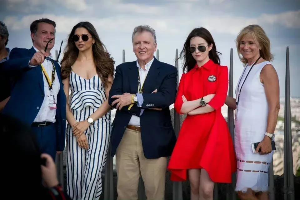 刘亦菲的骨相立体感真的没在输的，而且太嫩了，对面的老外只比刘亦菲大1岁，却有大1