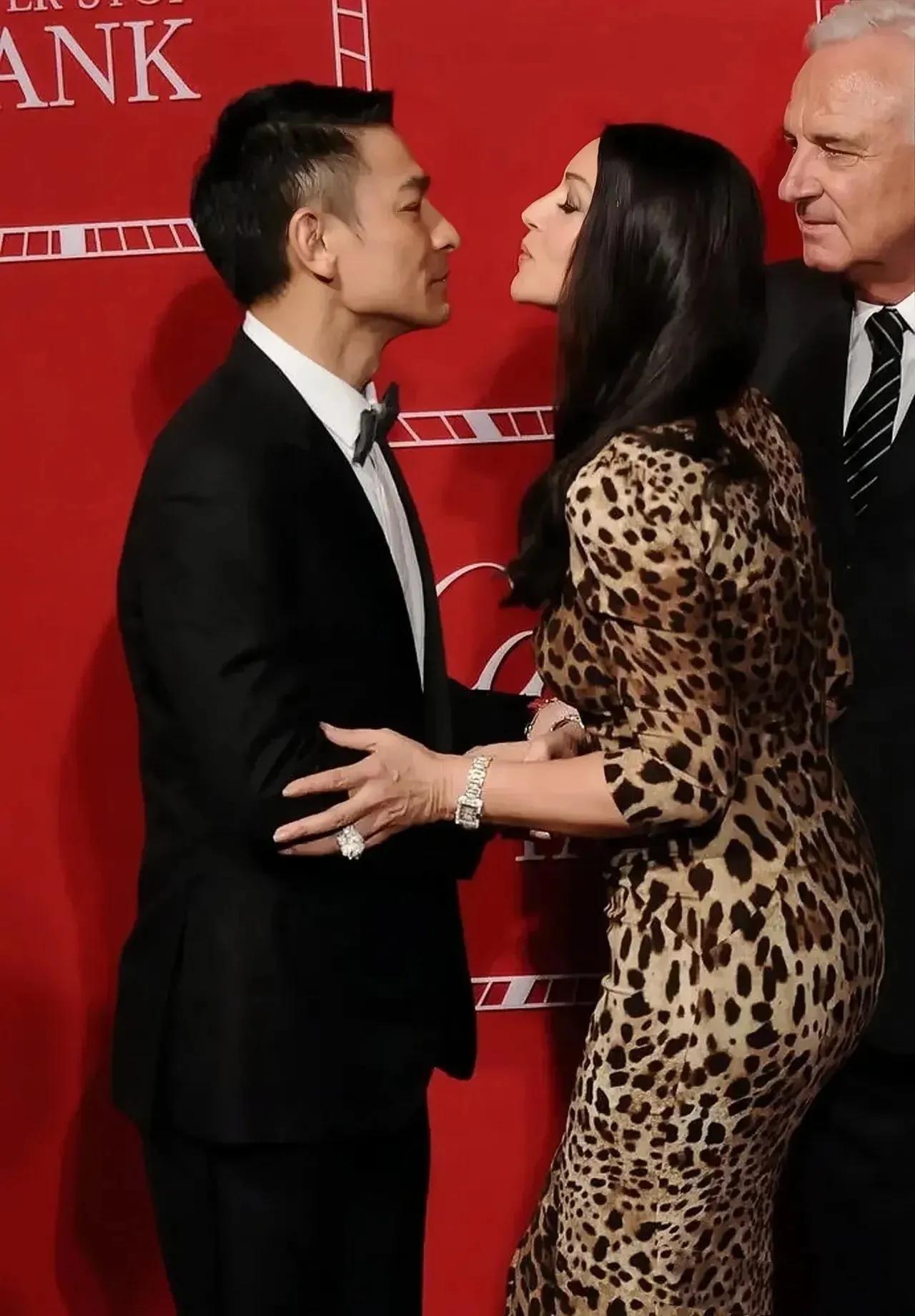 10年前，刘德华和莫妮卡•贝鲁奇就要吻在一起时，被按下了暂停键。
这是10年前刘