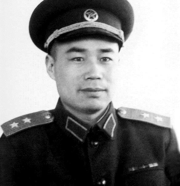 1969年，许世友拿着一封信走