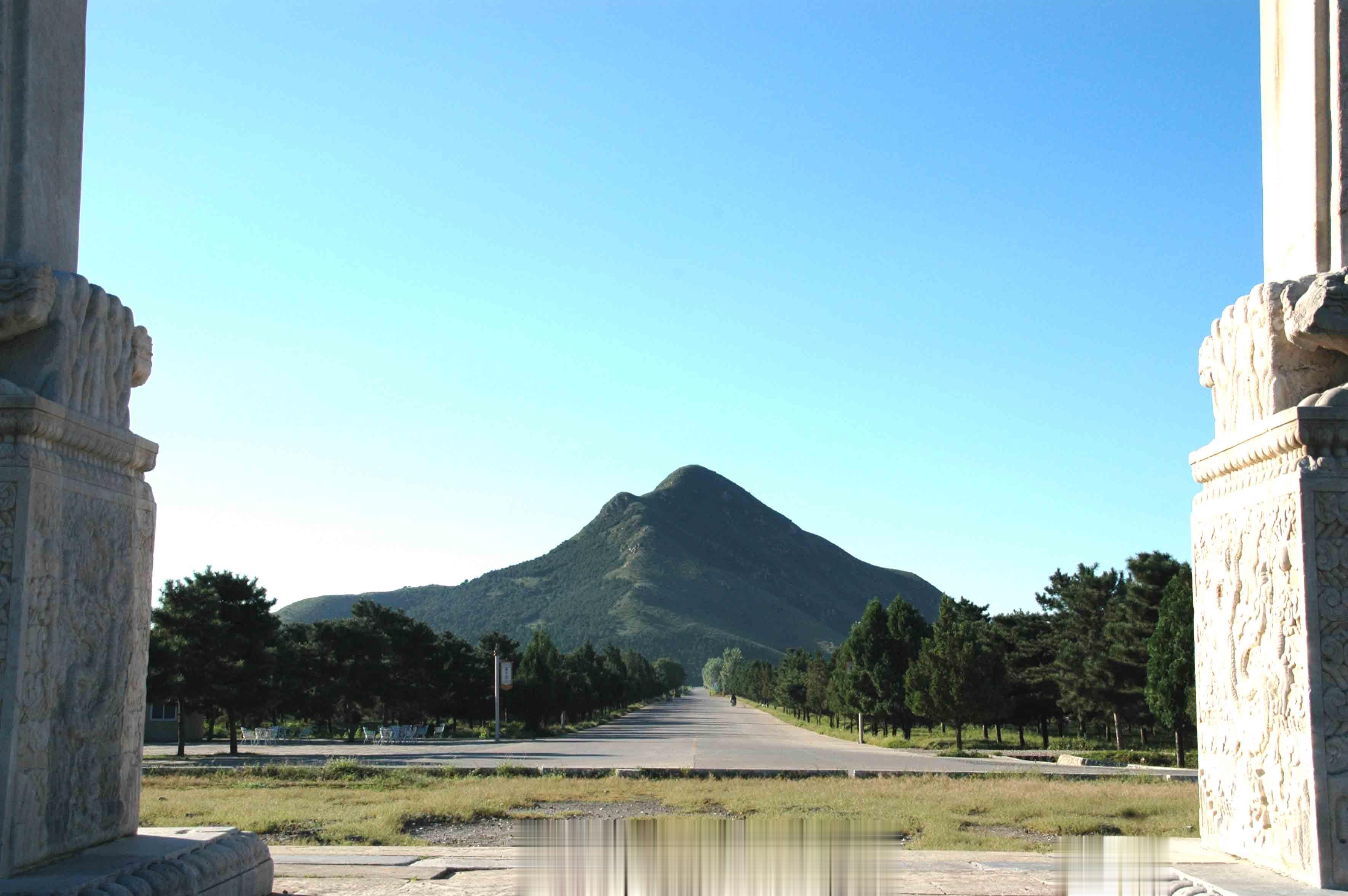 从风水理论上讲，最理想的每座陵寝都应该有靠山、案山、朝山（照山）。靠山要高大雄伟