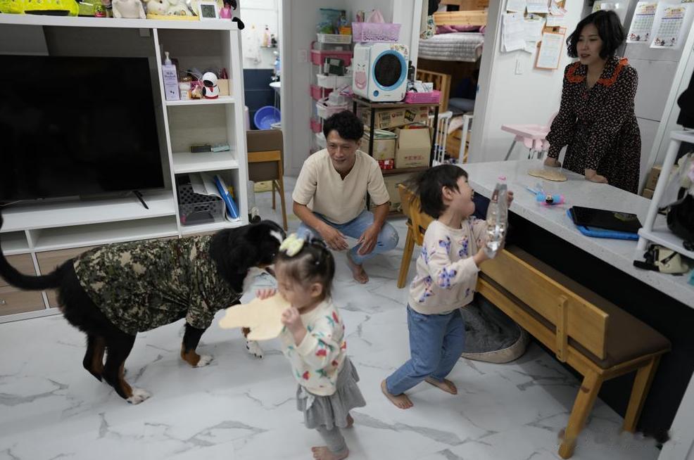 老龄化、少子化虽然是两个问题，但其实对我们国家来说是一个问题。尤其是独生子女这一
