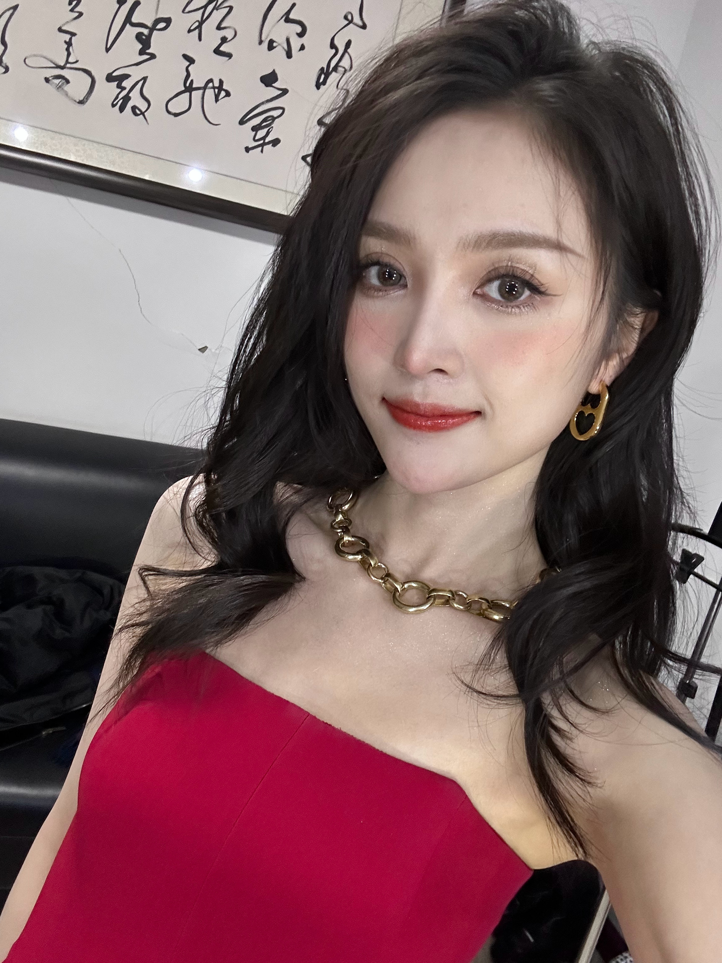 身穿红色连体裤搭配黑色高跟鞋，
