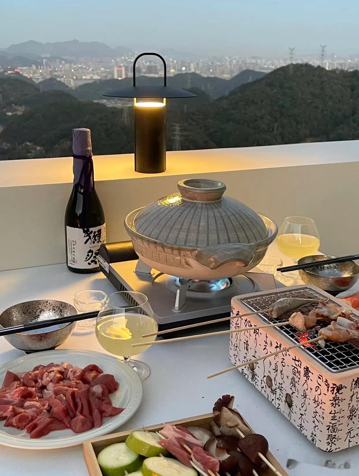 这就是朋友要把房子买在山上的原因！
在自己的家吃一顿浪漫的落日晚餐……
清晨傍晚