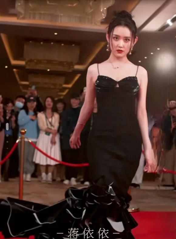 蒋依依 是一位在电影界有着广泛影响力的女导演，她对于电影的品质要求极高，她的电影