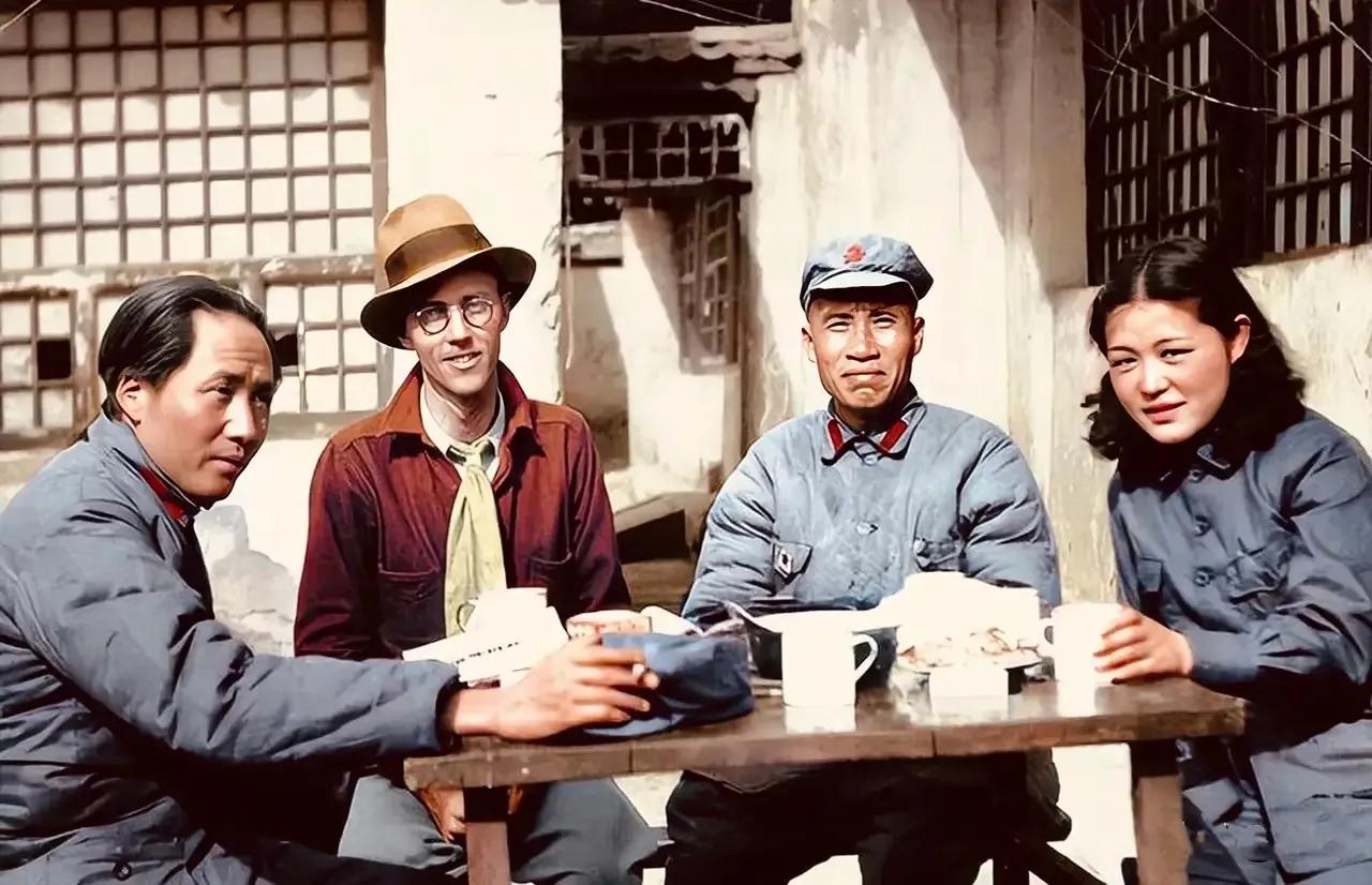 这个女战士名叫吴光伟，当年在延安被公认为“第一美女”，她青春靓丽，颜值特别高，长