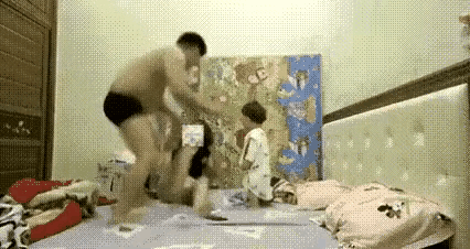 “太狠了，怎么能这样打老婆呢？”
这个男人真是狠，在这么小的孩子面前这么打他的妈