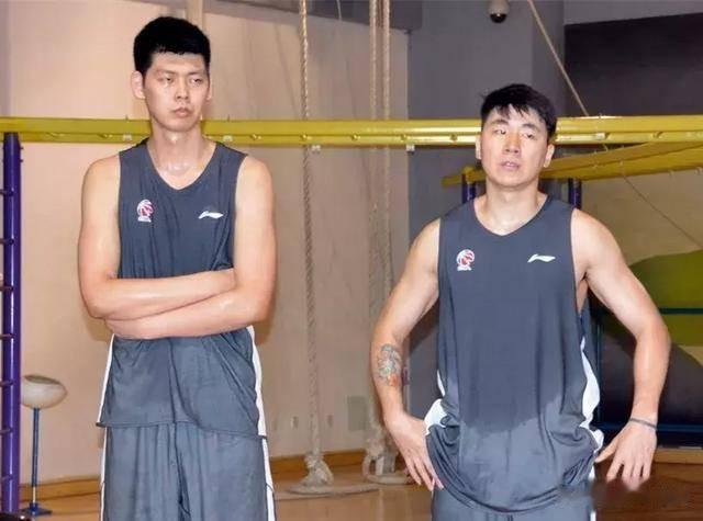 半场战报：山东高速男篮10分落后首钢男篮。此役：陶汉林轮休，山东高速男篮内线受到