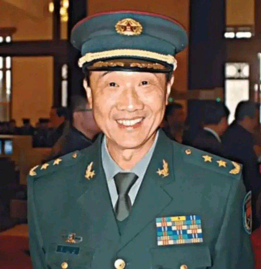 他叫徐小岩，父亲是徐向前元帅。徐小岩25岁被保送清华，后来参军，48岁少将，59