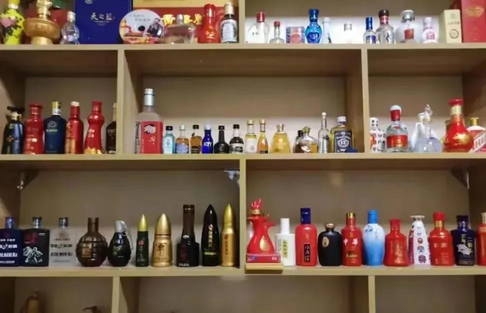 山东曹县58岁富商“酒柜”，却因无1瓶茅台，走红网络，行家：识货


最近山东曹