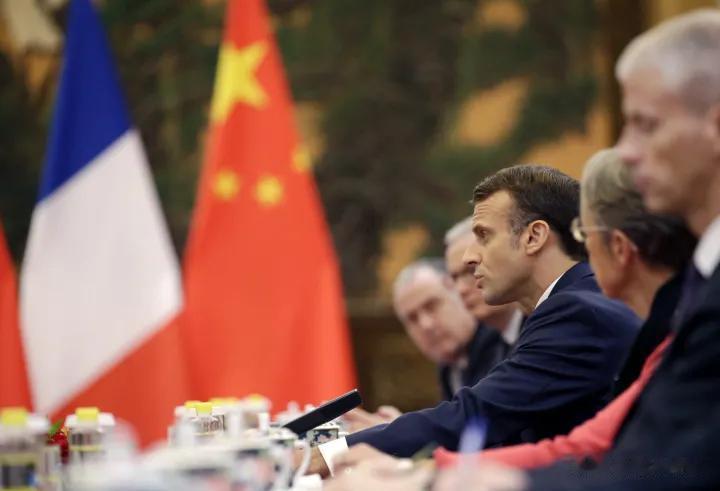 美国对此有一个最形象的比喻，马克龙将一个燃烧的巴黎放在身后，四面楚歌的马克龙前往