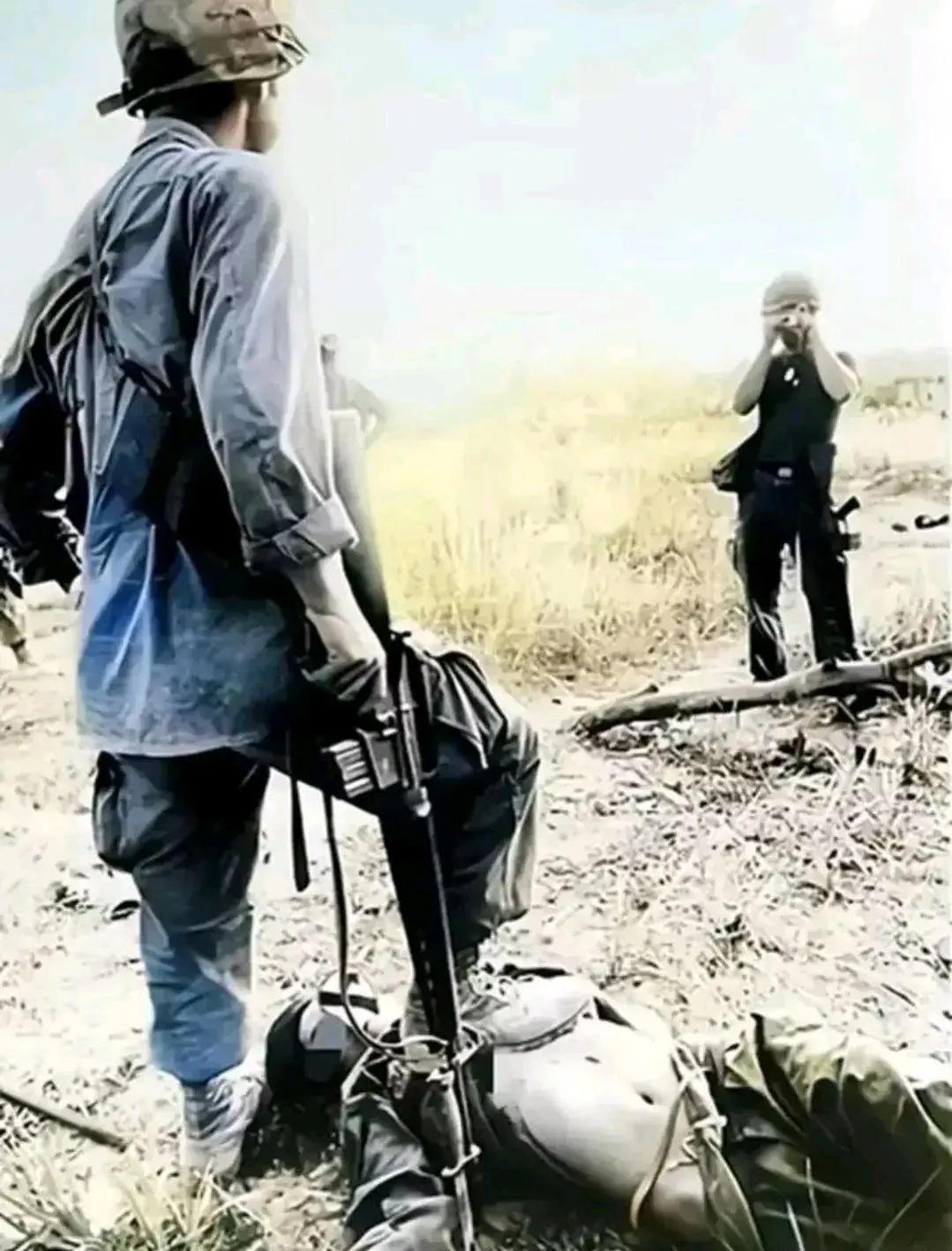 越南战争期间，一名美军脚踩越南女兵尸体拍照。
照片中，这名越南女兵上衣被解开，裤