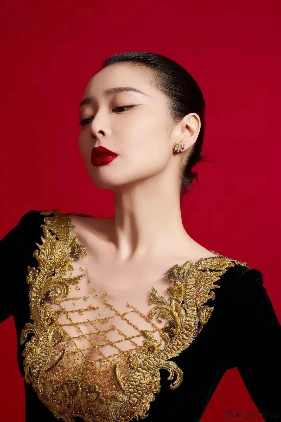 微博之夜高叶造型又飒又美，网友：原来“大嫂”也这么妩媚动人，高叶这次活动改变以往