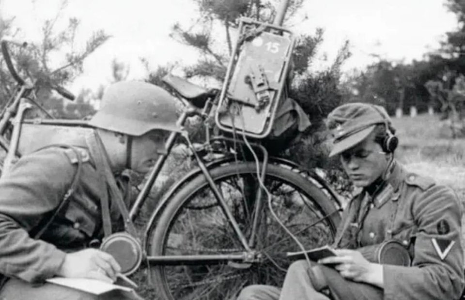 #历史那些事[超话]#二战期间，两个德国通信兵在用无线电通讯。不像我们常见的通信