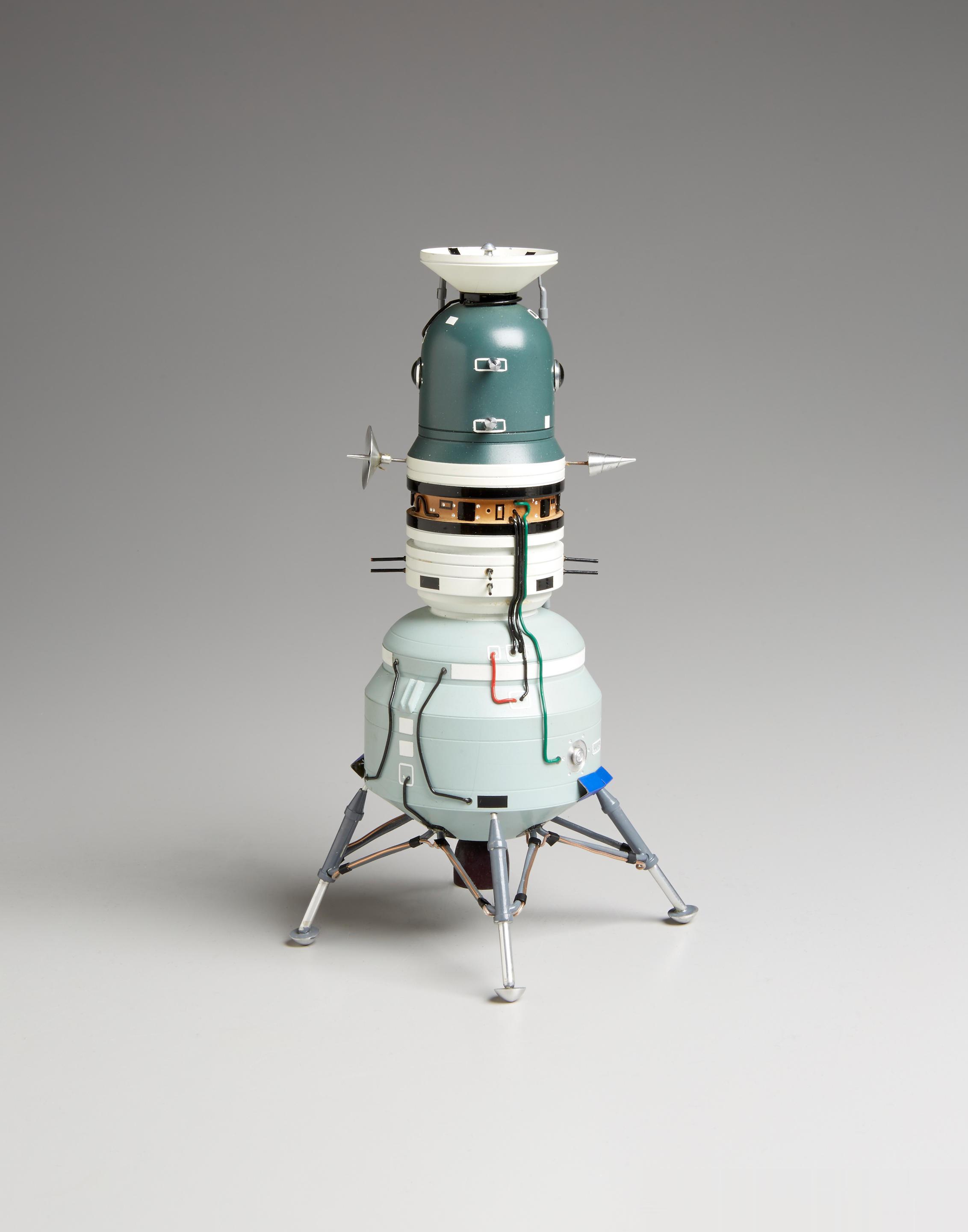 20世纪60年代苏联制造的1:41的早期登月着陆飞船模型，通高22厘米。模型表现