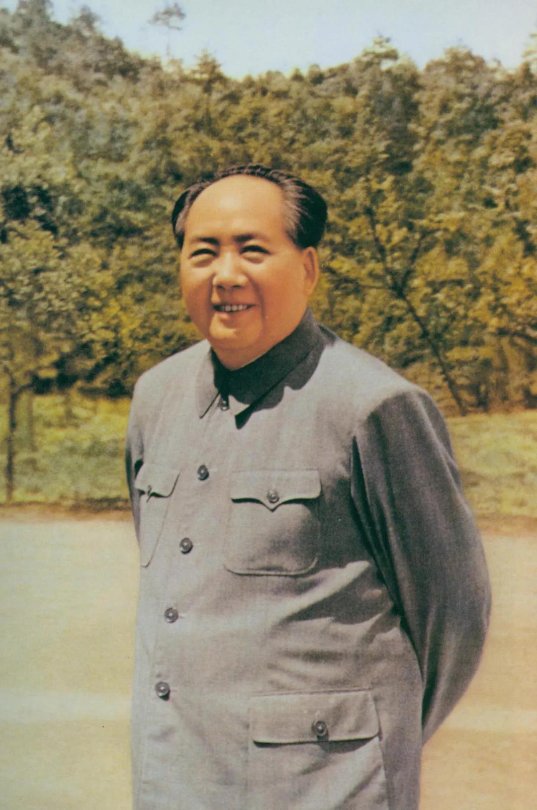 1965年，毛主席重上井冈山！
故地重游，回忆往昔峥嵘岁月，毛主席很开心。
敬爱