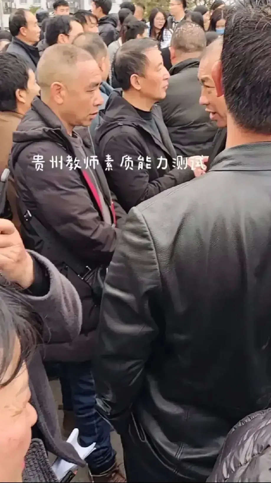 参加考试的贵州教师。​他们白发苍苍，满目荒凉。他们的衣着连最基本的体面都谈不上。