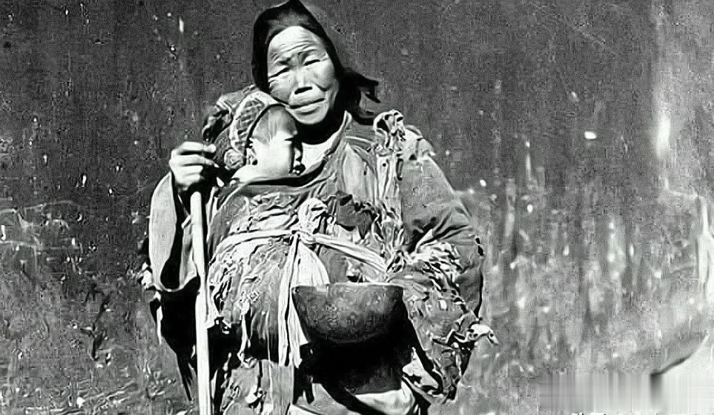 1949年解放军驻地前，一个衣衫褴褛的女人，从破烂的衣服里，竟然掏出了16两黄金