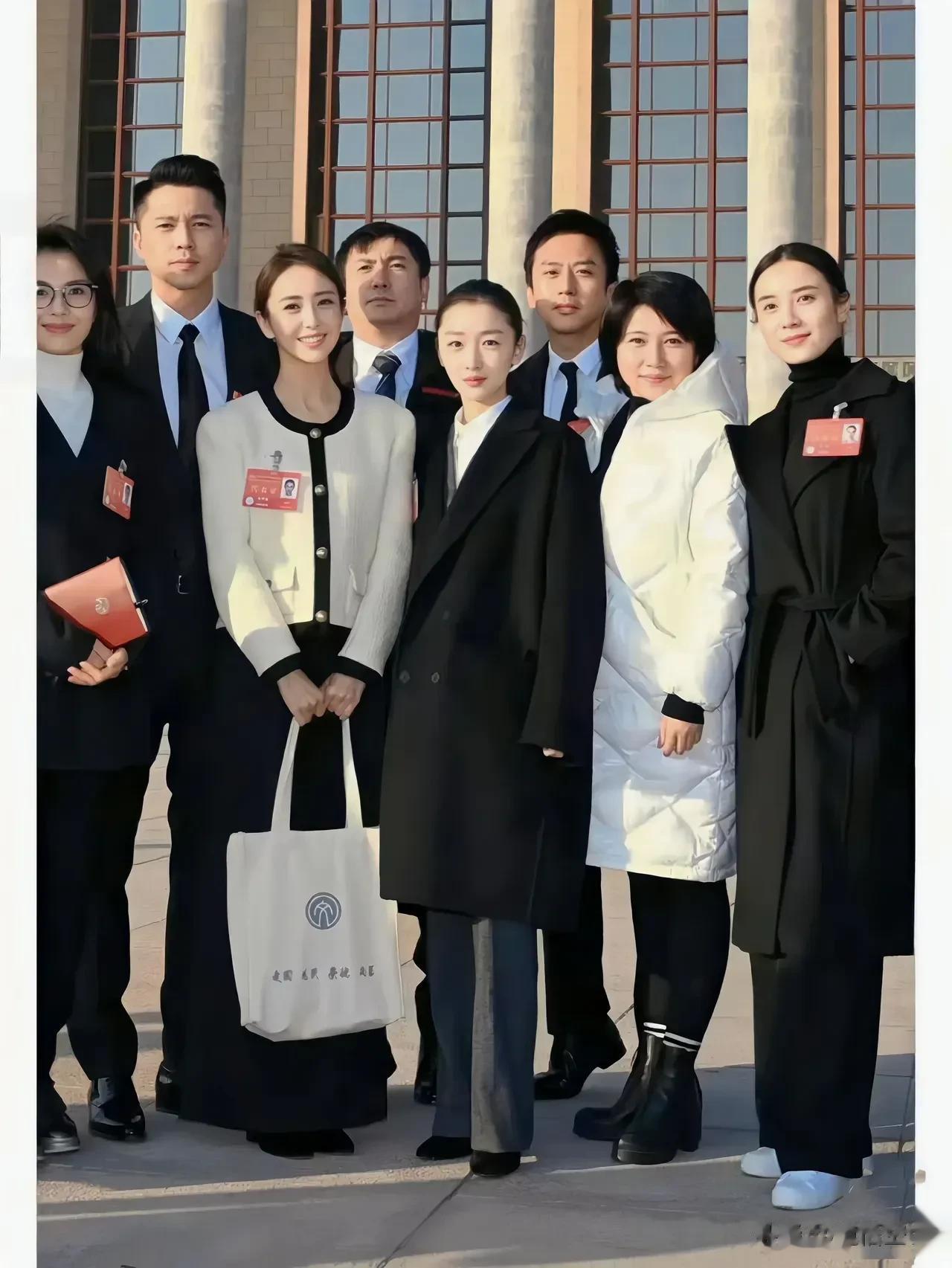 这张照片真是很有趣，这里面的人都是现在国内演艺圈的当红大咖，有佟丽娅、周冬雨、颜