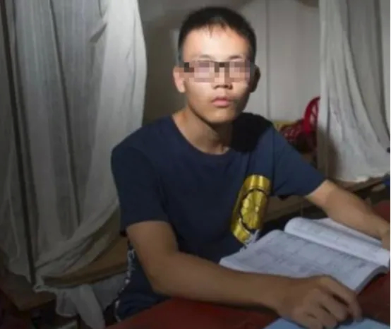 湖南一学霸高考仅考239分，老师得知后立马去查考场监控，结果发现学霸竟交了三张白