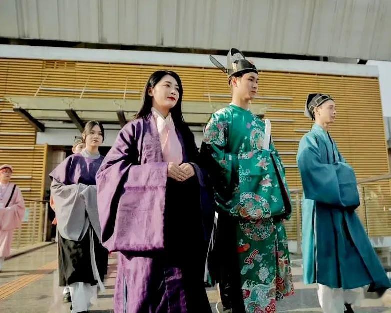 图：越南兴起的“越服运动”
经