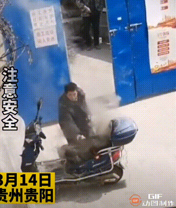 世界之大，无奇不有，3月14日，贵阳一位大叔，见电瓶车自燃，淡定用嘴吹来灭火。
