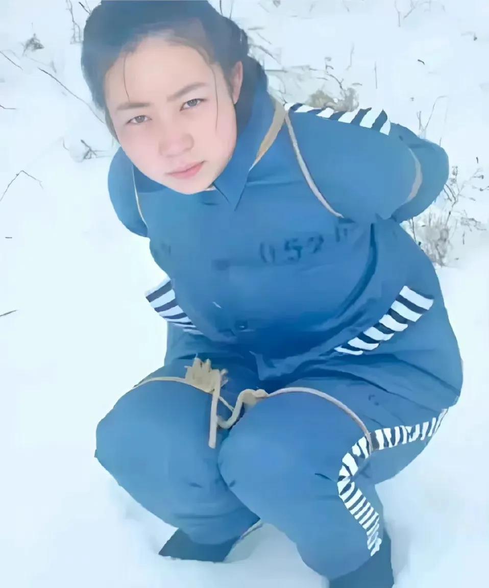 1991年，即将被执行死刑的吴晓莉，画面中的吴晓莉，半蹲在地上，双手反绑，裤子上