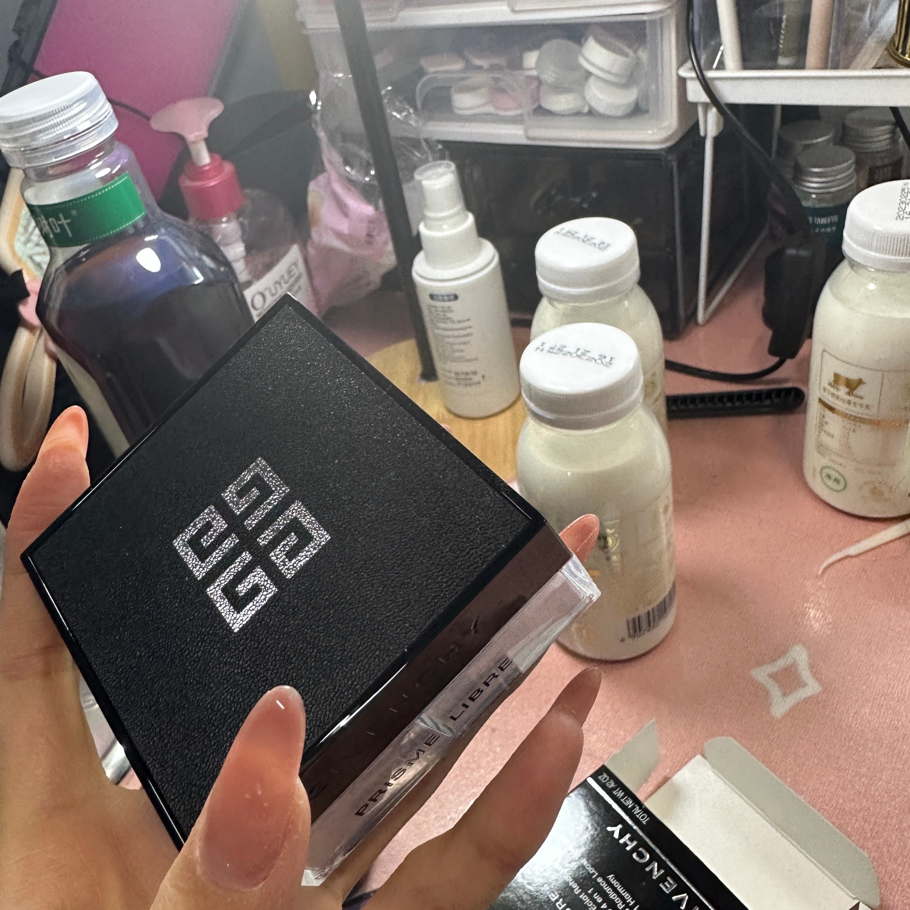 我也是接到纪梵希广子的人喽[喵喵]上次用纪梵希这个散粉还是高中的时候 真的很喜欢