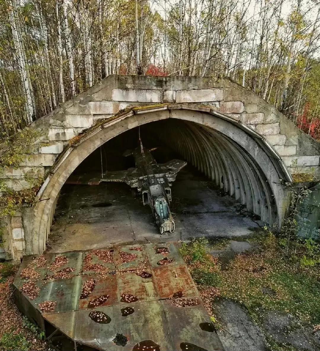 这是苏军在库页岛（如今俄罗斯的萨哈林岛）上修建的空军基地，苏联解体后，这里就荒废