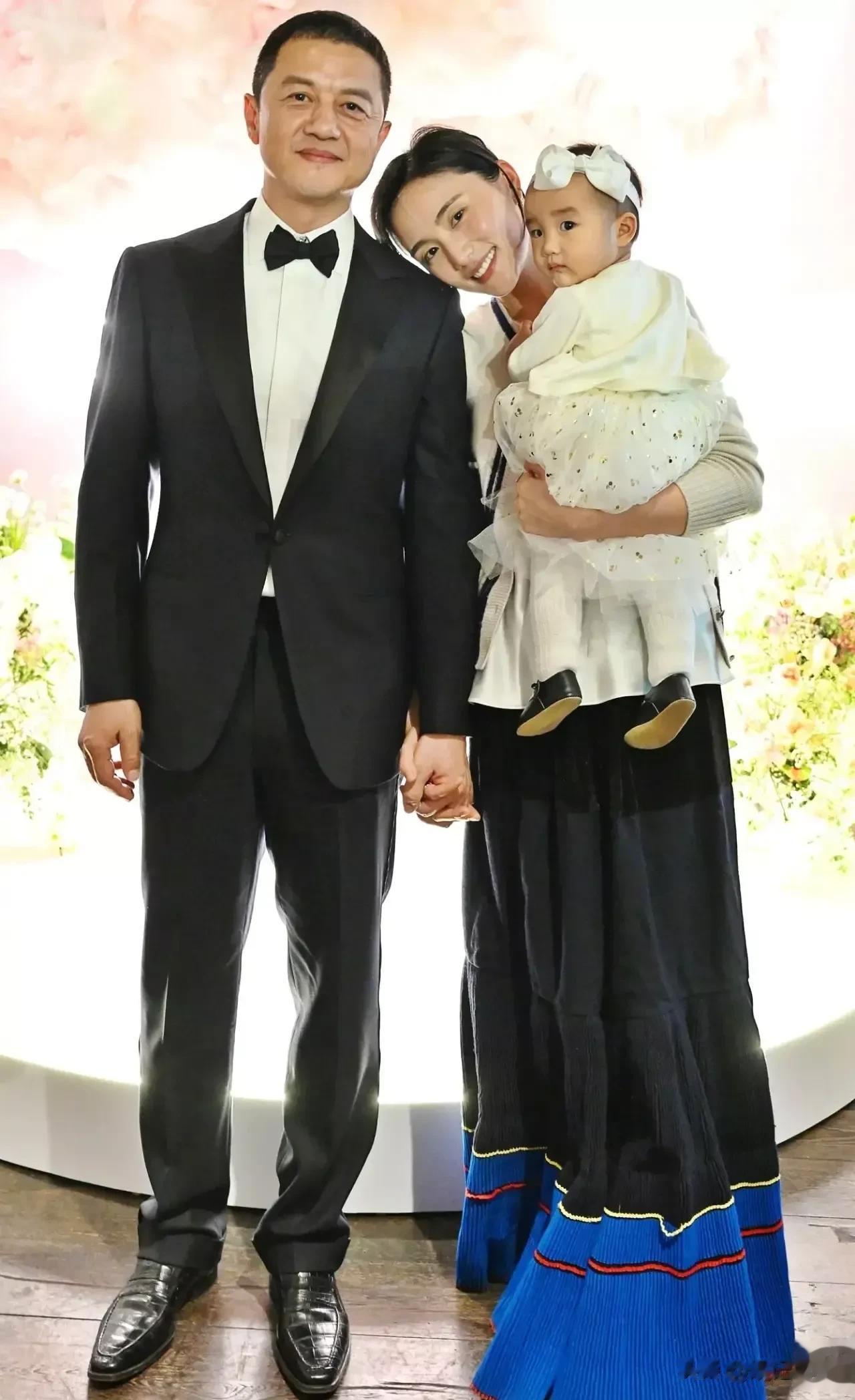 大明星李亚鹏晒全家福照片！可以看到李亚鹏还是那么年轻帅气，可见妻子海哈金喜真的给