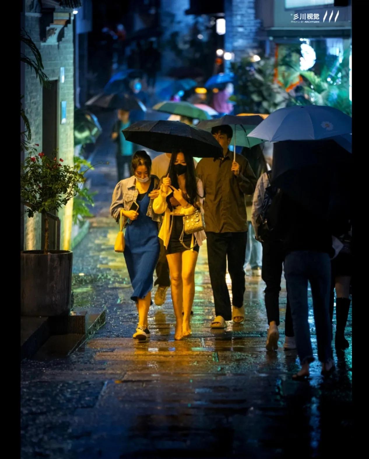 鹏城随拍--从俯视繁华到平视生活，城市忙碌而又温馨，深圳的春夜喜雨涟涟，浸润着古