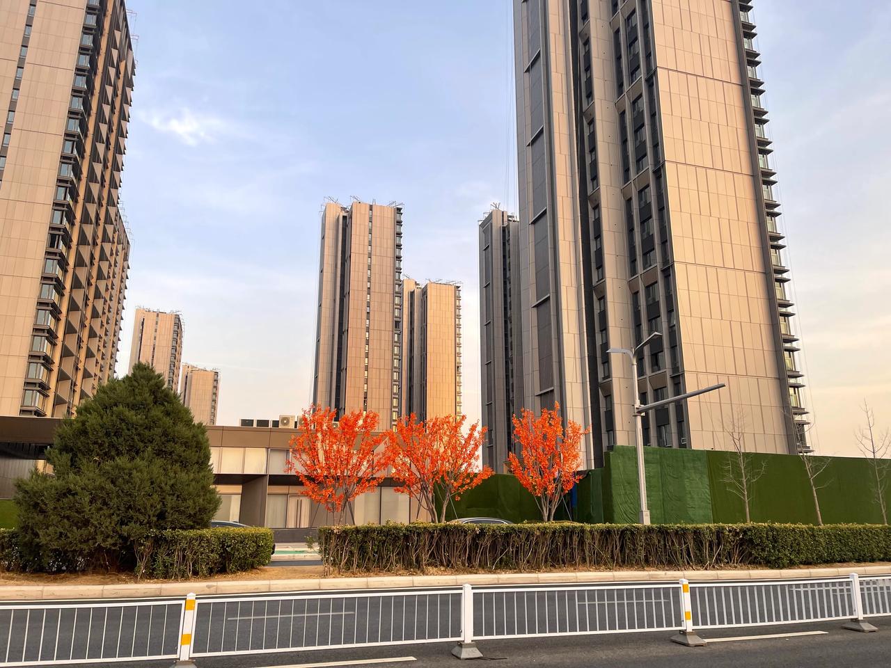 昨天在亦庄天街吃完饭，看到天街对面有一个楼盘，外观看的很是美观。

感觉还不错，