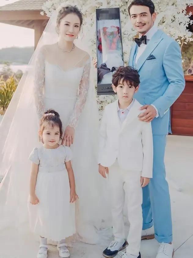 原来杨烁早就娶妻生子了，看看一双儿女长的多好看，一家四口其乐融融的真好！