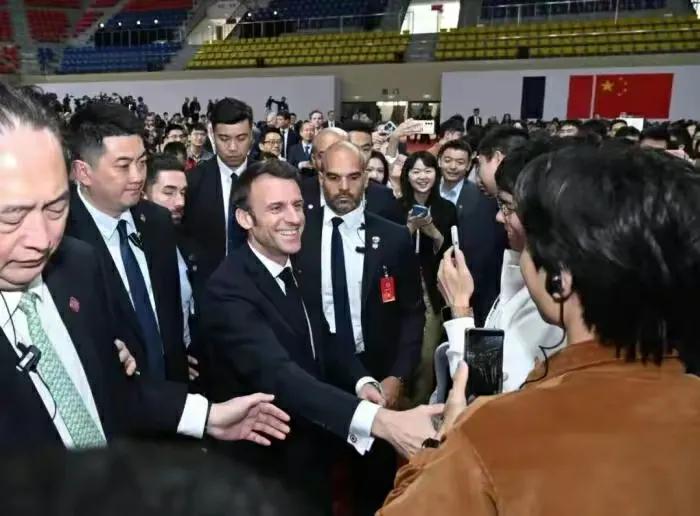 马克龙此次访华的消息连续几天占据头条热榜，必将对中法关系推向一个新的高度。在俄乌