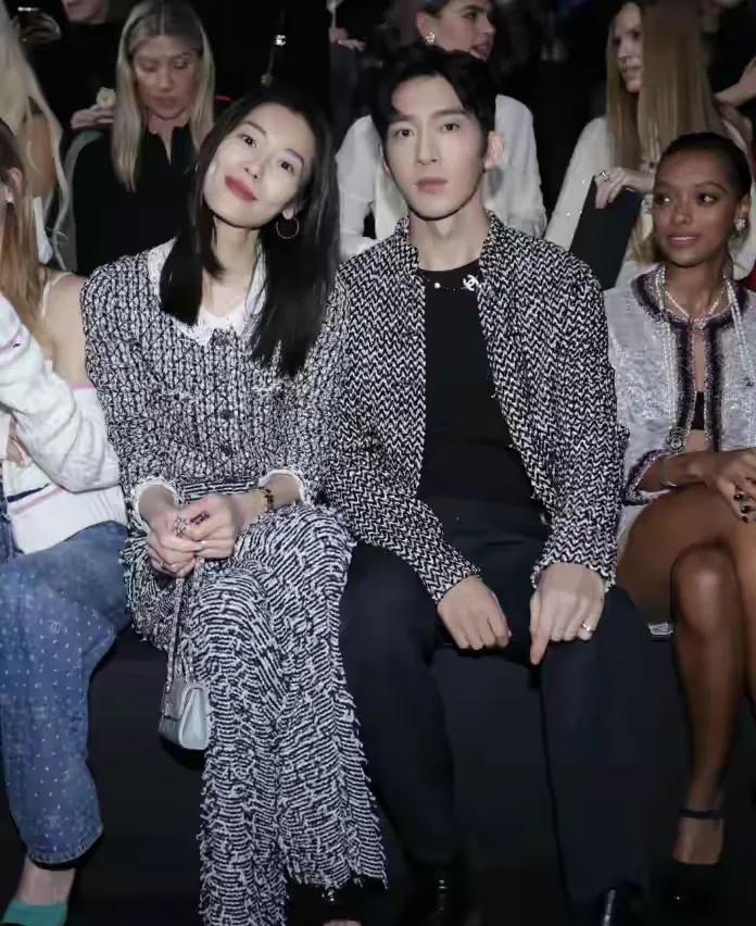 刘雯井柏然同框秀恩爱，井柏然变化好大，单眼皮变双眼皮，看着没精神。

有人说他整