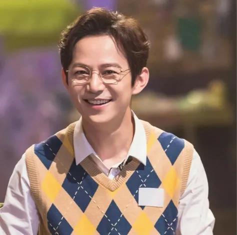 舞台上的何炅和素颜状态下的何炅，一个光鲜亮丽，一个憔悴苍老，台上台下判若两人。毕