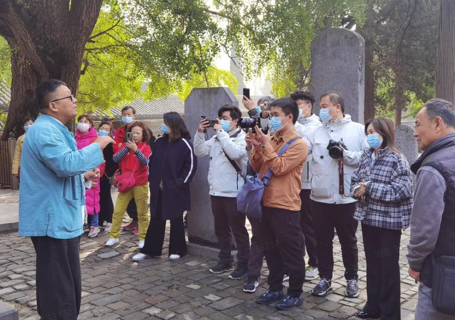 “这位是老师，还是导游？”
他