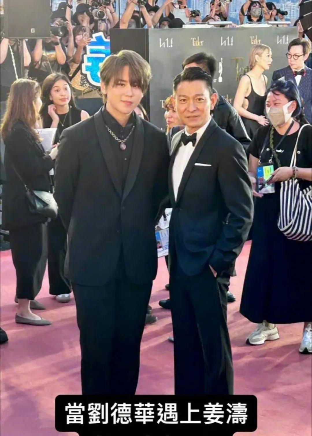 据说和天王刘德华合影的男艺人是香港目前最顶级的偶像姜涛，看这模样和气质，放在内地
