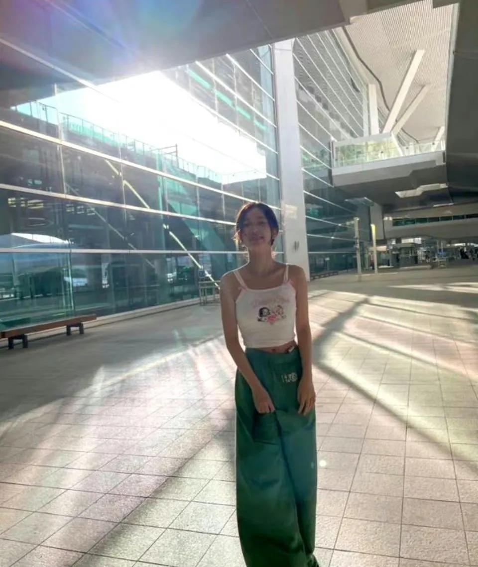 女明星虞书欣的衣服图案被吐槽了，好像上面的英文涉黄。
其实我倒觉得大家不必嘲讽，