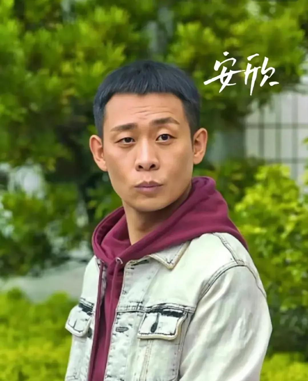 为什么安欣在剧中这么轴的一个人却能活到大结局?

安欣有恩于高启强和老默，他们不