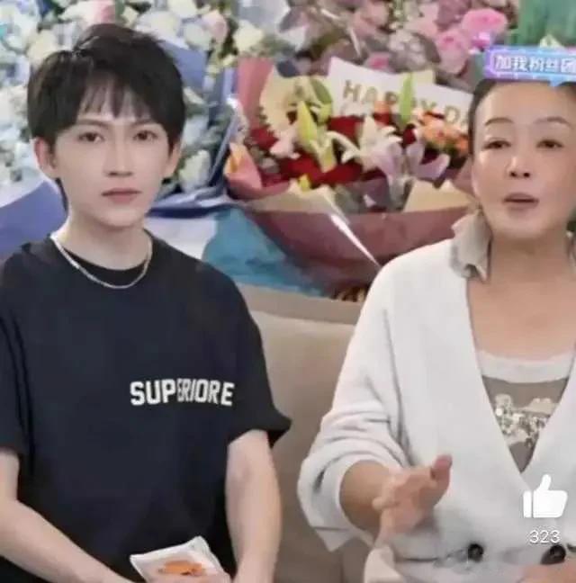 4月9日张兰的直播间简直太精彩了！张兰和笑笑在卖货，但是在评论区，他们都在问温温