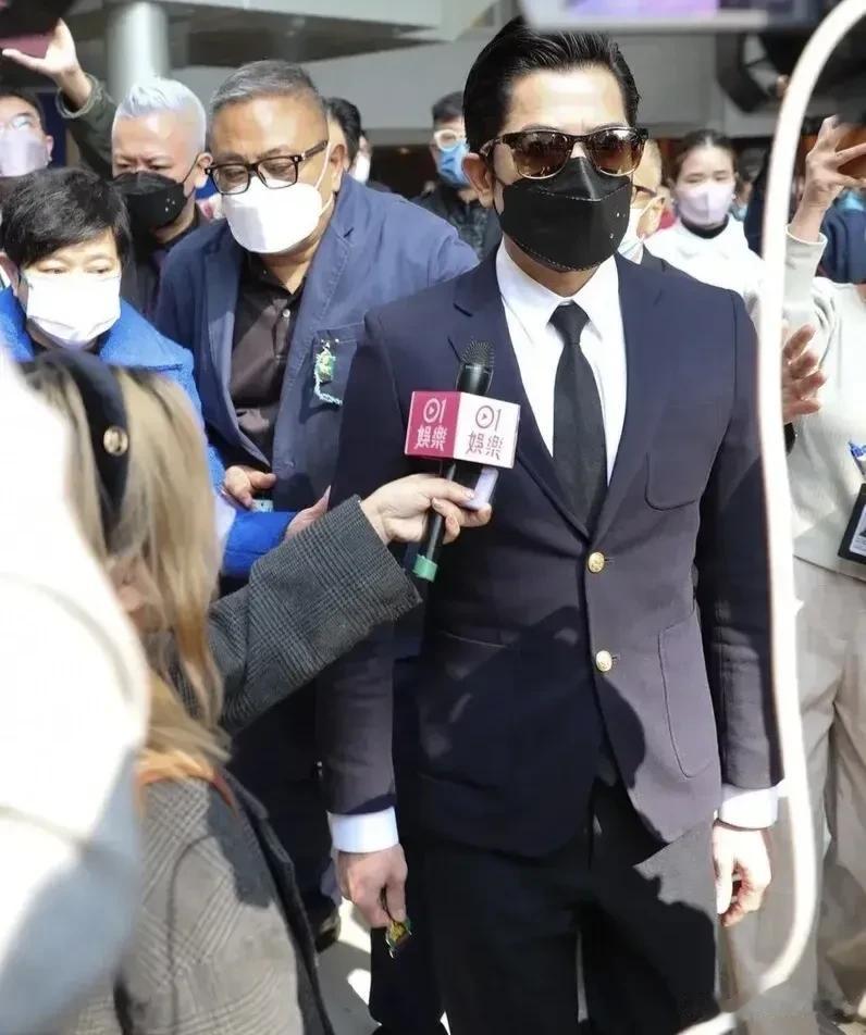 很多网友说郭富城穿了这么多年西装，还是没把西装穿明白，我就纳闷了，竟然有人教郭富