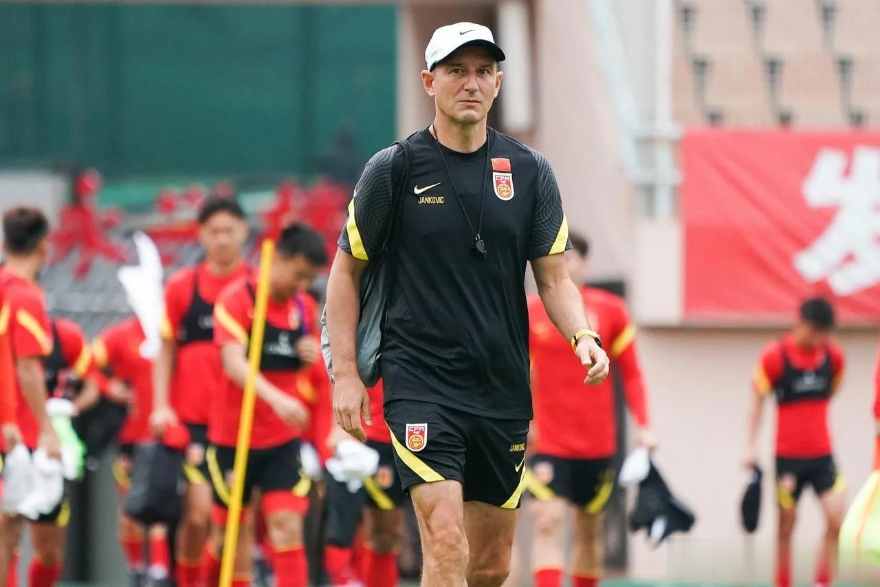 国足主帅扬科维奇可能亚洲杯首发11人——

门将：韩佳奇

后卫：高准翼，邓涵文