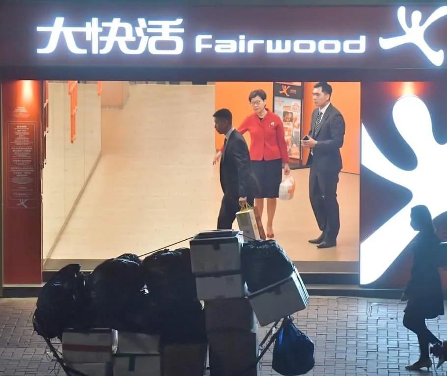 风起惊涛骇浪，雨过波澜不惊。狗仔原本去蹲拍明星，没想到却拍到另一个接地气的人。
