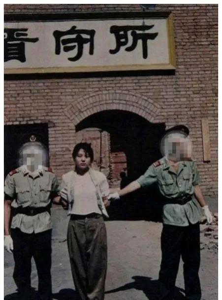 1993年，河南一年轻貌美的女子，因杀人罪被执行枪决。行刑前，女孩突然张大嘴巴，